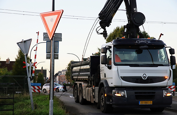 Vrachtwagen raakt bovenleiding in Leerdam