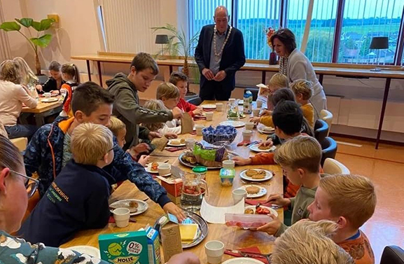 Leerlingen van de Ds. Derksenschool ontbijten met locoburgemeester Maier