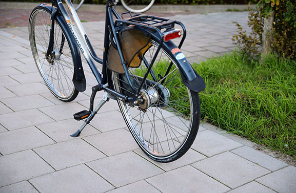 Vrouw geschept door een auto op de Zijderupsvlinderlaan in Culemborg