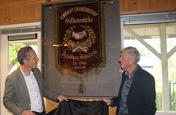 Historisch vaandel Gellicumsche handboogschutterij weer terug in het dorp