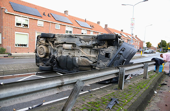 Bedrijfsbus op zijkant nadat bestuurder macht over het stuur verliest