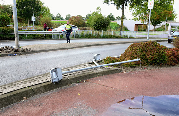 Bedrijfsbus op zijkant nadat bestuurder macht over het stuur verliest