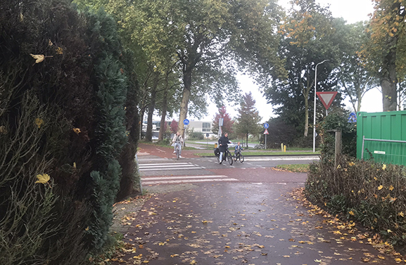 Veiligere fietsdoorsteek Monnikendreef naar het parkeerterrein Helsdingen