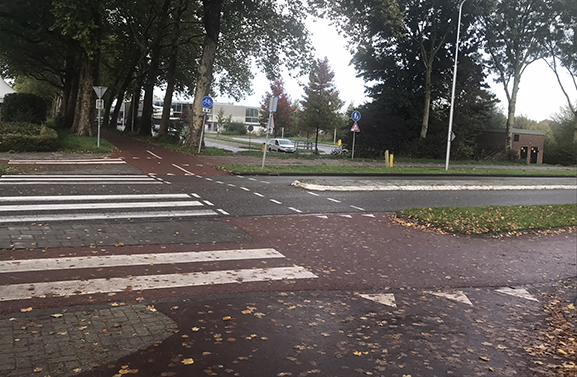Veiligere fietsdoorsteek Monnikendreef naar het parkeerterrein Helsdingen