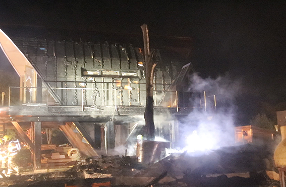Bijzondere nieuwbouwwoning volledig in de as gelegd door brand