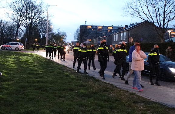 Groep jongeren overtreedt coronaregels in Leerdam