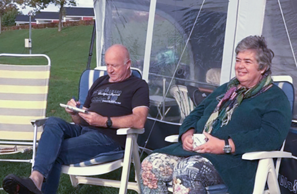 'Mensen ontbijten buiten', op de camping is het nu volop genieten