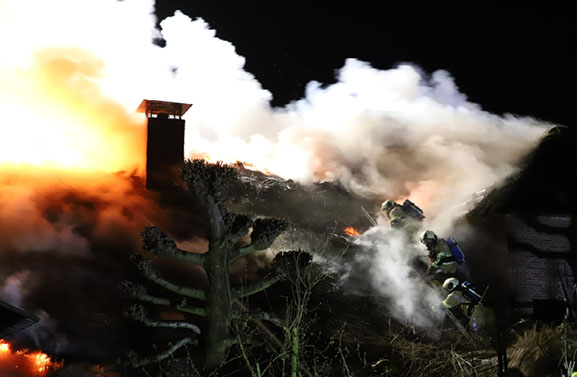 Brand verwoest monumentale boerderij in Ommeren