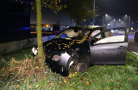 Vrouw onder invloed rijdt tegen boom op N848 in Vuren