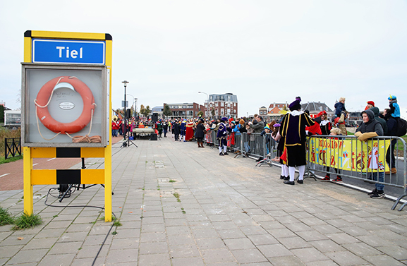 Goedheiligman met zijn pieten aangekomen op de Waalkade in Tiel