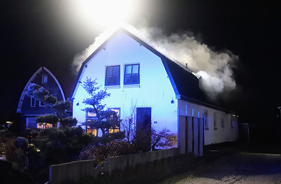 Woningbrand aan de Bergakker in Kapel-Avezaath opgeschaald naar grote brand