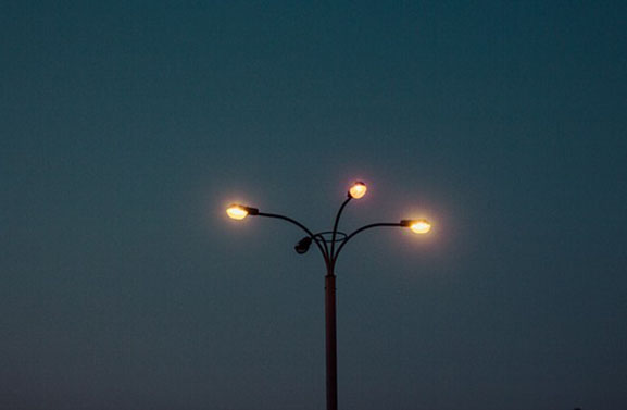 Gemeente VHL duidt lange doorlooptijd vervanging kapotte lichtmasten