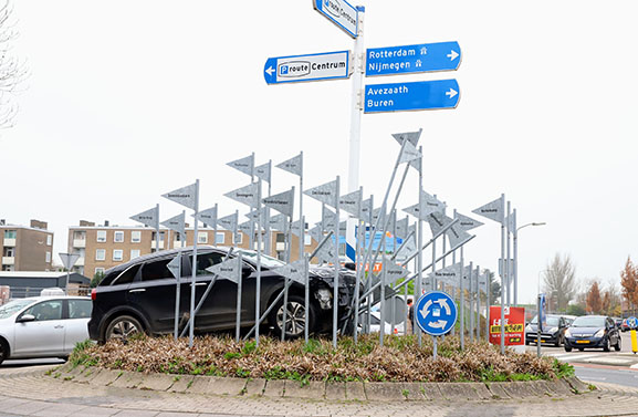 Auto belandt midden op rotonde Nieuwe Tielseweg in Tiel