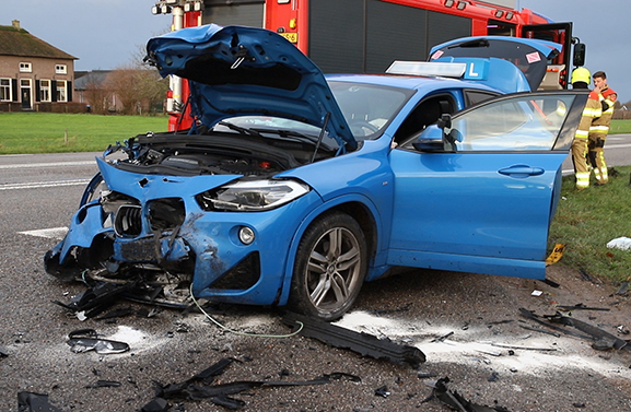 Ongeval met lesauto op de N320 bij Ingen, twee auto's total loss