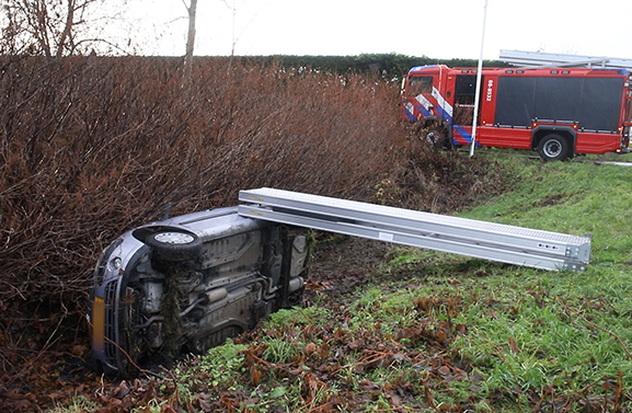 Vrouw belandt met auto op de zijkant in de sloot in Kapel-Avezaath