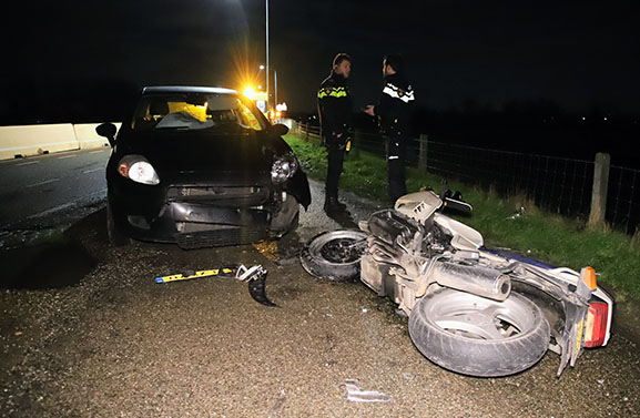 Auto in botsing met motor in Zennewijnen