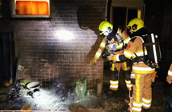 Containers in brand aan de Antoon Coolenstraat in Tiel
