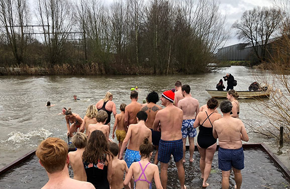 Aanlegsteiger bij Tricht feestelijk geopend met oudejaarsduik