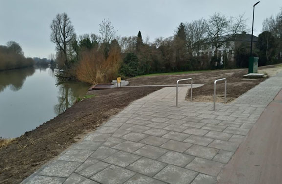 Aanlegsteiger bij Tricht feestelijk geopend met oudejaarsduik