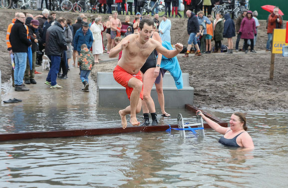 Aanlegsteiger bij Tricht feestelijk geopend met oudejaarsduik