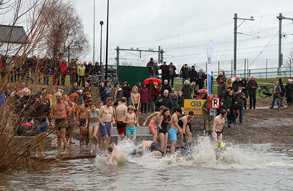 Aanlegsteiger bij Tricht feestelijk geopend met oudejaarsduik