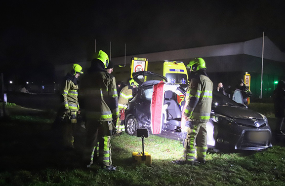 Brandweer bevrijdt vrouw uit auto na ongeval op Kellenseweg in Tiel