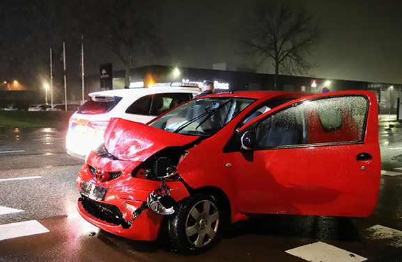 Brandweer bevrijdt vrouw uit auto na ongeval op Kellenseweg in Tiel