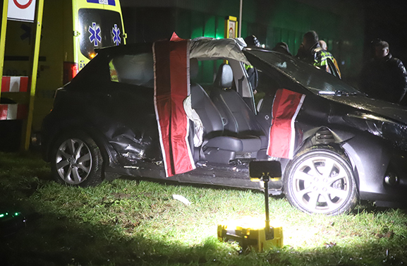 Brandweer bevrijdt vrouw uit auto na ongeval op Kellenseweg in Tiel