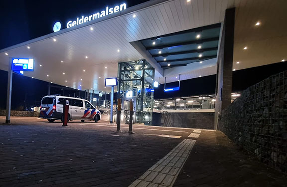 Jongens stappen met gestolen scooter uit trein