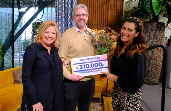 Nationaal Glasmuseum ontvangt een cheque van € 370.000,-
