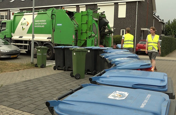 Avri wil nu echt van vrijwillig papier inzamelen af: ‘Het is niet veilig’