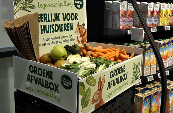 Supermarkt maakt konijnen blij met groene afvalbox