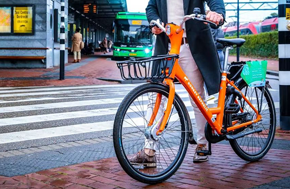 Gemeente Vijfheerenlanden en Qbuzz werken samen met deelfietsen op station