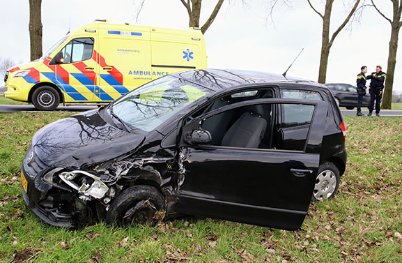 Gewonde bij ongeval tussen bedrijfsbus en personenauto op N320 bij Rijswijk