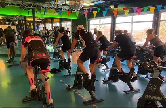 Laco-spinners fietsen € 945,- bij elkaar voor Hestia's Hof in Leerdam