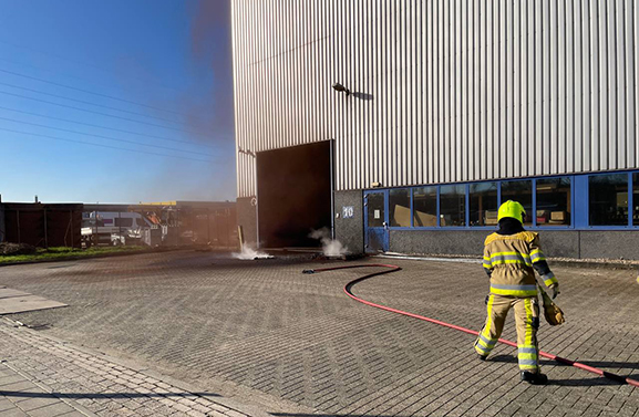 Brand bij staalsnijbedrijf op Industrieterrein in Tiel