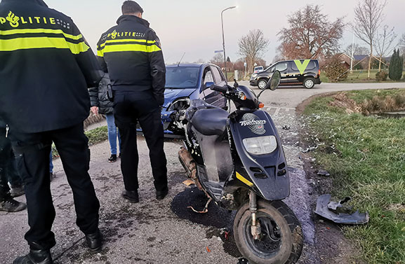 Scooterrijder gewond bij aanrijding met personenauto in Heesselt