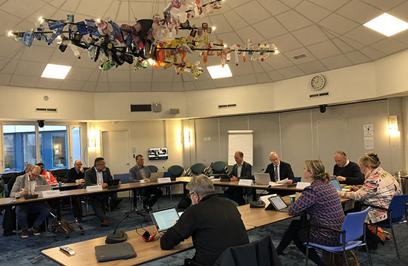 Oudpapiervrijwilligers hangen aan een zijden draadje