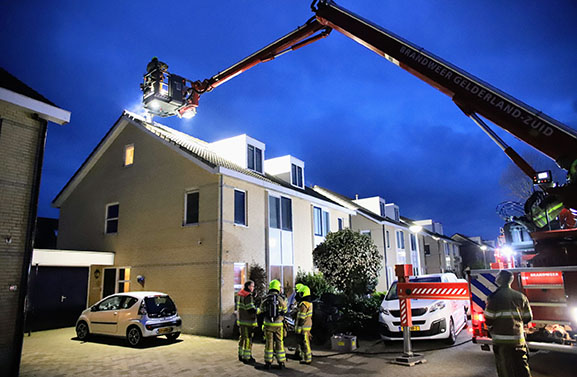 Rook en vuur uit schoorsteen aan de Bruynisstraat in Tiel