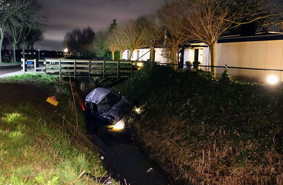 Auto slaat over de kop in Vuren en belandt in sloot