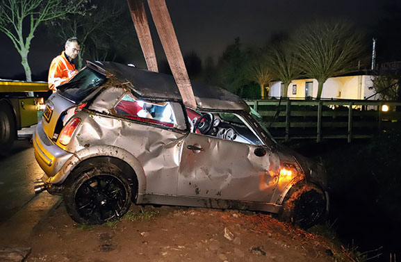 Auto slaat over de kop in Vuren en belandt in sloot