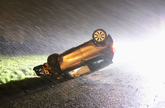 Auto op de kop bij eenzijdig ongeval in Erichem