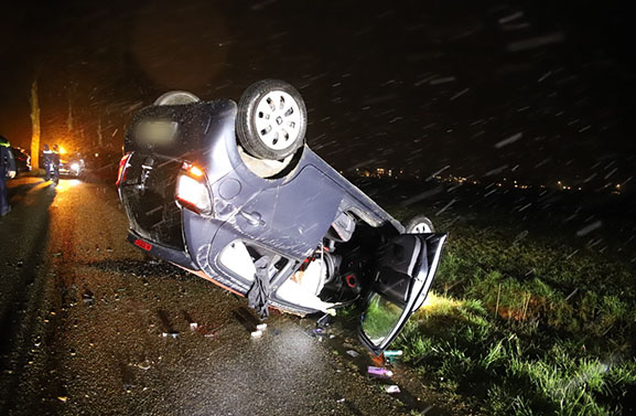 Auto op de kop bij eenzijdig ongeval in Erichem