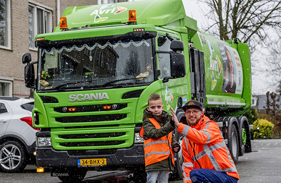 7-jarige Joey uit Culemborg mocht mee rijden op vuilniswagen van Avri