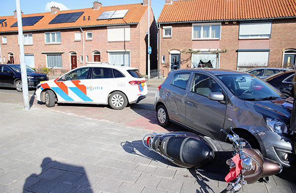 Botsing tussen auto en scooter in Tiel