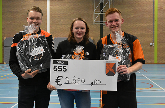 Korfbalvereniging Tiel'72 doneert € 3850,- aan Giro 555