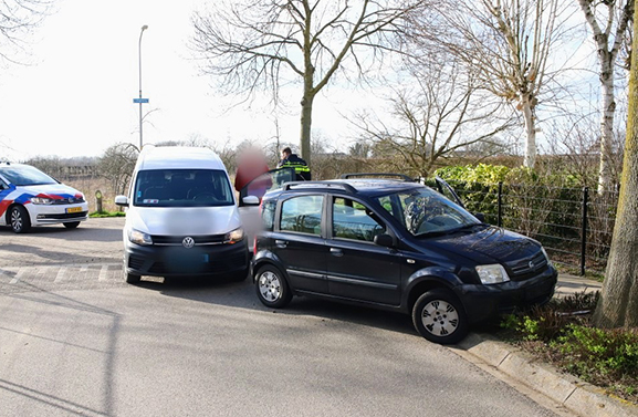 Bestuurder veroorzaakt aanrijding, gaat ervandoor en belandt tegen een boom
