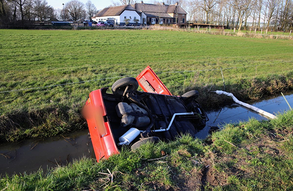 Auto op de kop in de sloot in Neerijnen