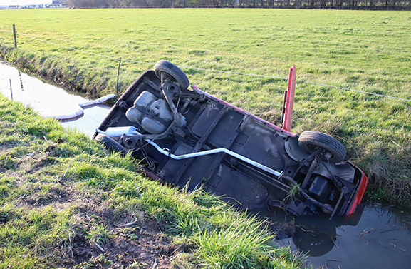 Auto op de kop in de sloot in Neerijnen