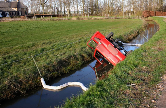 Auto op de kop in de sloot in Neerijnen